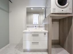 タオルや小物もすっきり収まる収納を備え、洗面まわりはいつも整った印象に。忙しい毎日でも気持ちよく使えます。