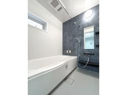 一日の疲れを癒す、ゆとりある浴室。キレイサーモフロアで冬も足元が冷えにくく、換気乾燥暖房機付きで一年中快適です。