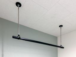 洗面脱衣室の天井材にクリアトーンを採用。部屋干しの気になるニオイを抑え、空気が心地よく整う快適な空間です。