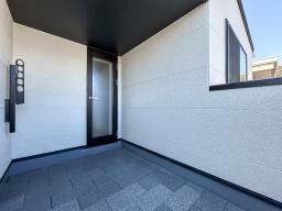 やさしい光と風を取り込む3階バルコニー。一部インナーバルコニー仕様で、天候の影響を受けにくく洗濯も安心。外からの視線に配慮した、落ち着いて過ごせる空間です。