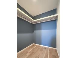 3階居室に隣接した大容量ファミリークローゼット。家族みんなで使え、洗濯から収納までの流れが整い、片付けもスムーズです。