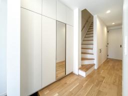 大容量のシューズクローク。家族の靴はもちろん、ベビーカーやアウトドア用品、防災グッズまでまとめて収納できます。