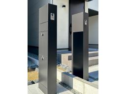 スタイリッシュな宅配BOX付き門柱で、不在時の荷物受け取りも安心。ポケットキー採用の玄関で、荷物や子どもを抱えていてもスムーズに帰宅できます。