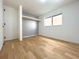 洋室（１階）全居室ゆとりの7帖設計、収納完備。家族それぞれが自分の時間を大切にできる心地よい空間です。