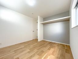 洋室（１階）全居室ゆとりの7帖設計、収納完備。家族それぞれが自分の時間を大切にできる心地よい空間です。