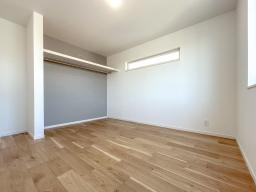 洋室（3階東側）一日の終わりを静かに過ごせる、落ち着いた主寝室。