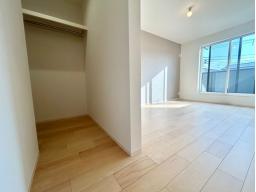 【2階7.2帖】全居室収納付き。衣類もスッキリと収納することができます。