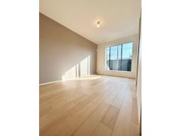 【2階7.2帖】南向きの主寝室は日当たり良好です。