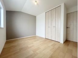 【2階6.5帖】2階洋室は振り分けタイプ♪プライベート時間もゆったりと過ごせる住まい。収納が随所に備わっています。