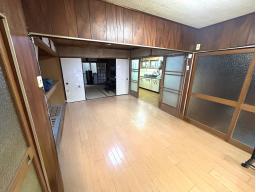 【1階洋室7.5帖】キッチン横に面しており食事スペースやリビングとしてお使いいただけます。