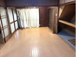 【1階洋室7.5帖】リビングとして活用できる洋室には大容量の押し入れがあり、ご家族のお荷物を収納できます。