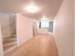 バルコニー直通のLDKは明るく開放的な空間になります！木の温もりを感じる開放的な空間。