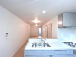 対面式のシステムキッチンでお料理しながらお子様の宿題や、遊んでいる様子を確認することもできます♪