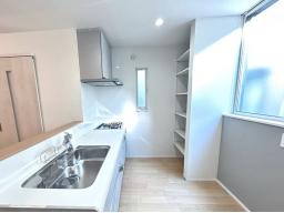 キッチン横には便利なパントリー付き。必要なものが一箇所に集約できるのでキッチンをすっきりとした空間に保てます。