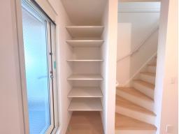 LDKの収納設備。用頻度や家族のライフスタイルに合わせて、掃除道具、日用品のストック、書類、季節家電などを収納できます。