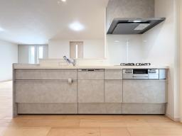 【システムキッチン_LIXIL　イメージ写真】手元から足元までがすべてスライド式で収納力抜群のシステムキッチン。３口コンロ・食器洗い乾燥機・オールインワン浄水栓付きです。　