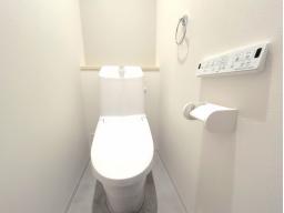 1階　トイレ　落ちにくい汚物汚れも、水を流すだけツルンっと落とせる新素材”アクアセラミック”で毎日のお手入れ簡単！