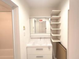 ランドリールーム直通の洗面室には物入を設けました。タオルや小物等すっきりと片付きます♪シンプルで機能的な設計が、毎日の手洗いや身支度を快適に