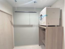 1階にランドリールームなどの水回りを集約し、外出や帰宅時もスムーズな間取りです！乾太くんを設置しておりますので洗濯時間の短縮も可能に♪