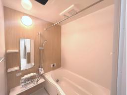 大人の方でも足を伸ばして寛げる広さの浴室。1日の疲れも足を延ばしてリラックスしましょう♪