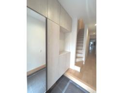 玄関で靴を履いた状態での全身チェックが鏡でできるため、外出前の最終確認に便利です。