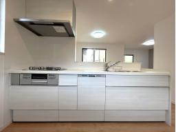 料理がはかどる3口コンロなど、使いやすい工夫がいっぱいのシステムキッチン。