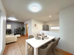 リビングイメージ ※掲載のモデルハウス画像は、完成建物の画像にCGで家具を合成配置したものです。実際にはモデルセッティングはございませんので、ご了承ください。