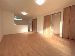 木の温もりを感じるデザインの対面式キッチン。 リビングを見渡しながら調理ができ、家族との会話も自然に広がります。