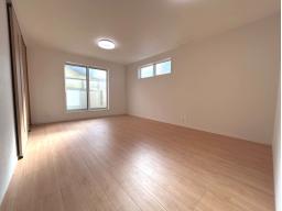 バルコニー直通なのでお部屋が明るく開放的な空間になります。