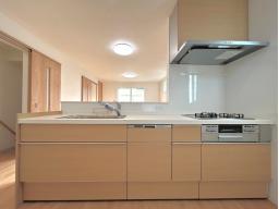 手元から足元までがすべてスライド式で収納力抜群のシステムキッチン。３口コンロ・食器洗い乾燥機・オールインワン浄水栓付きです。　