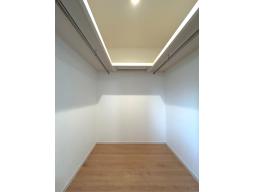 1階 広々ウォークインクローゼットは準備や片付けがスムーズ。衣類やアイテムを整然と収納でき、お部屋をすっきり保ち広々と使えます。