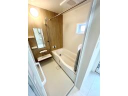 お湯が冷めにくい、浴槽保温材と保温組フタの「ダブル保温」構造。くるりんポイ排水口など毎日のお手入れもラクラク。ガス温水浴室暖房乾燥機付です。