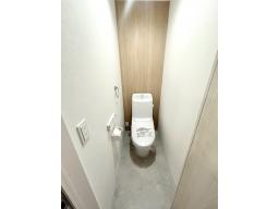 落ちにくい汚物汚れも、水を流すだけツルンっと落とせる新素材”アクアセラミック”で毎日のお手入れ簡単！