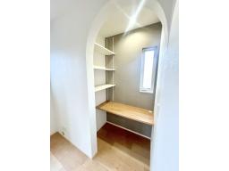 お子さんの勉強机やリモートワークなどに活用できるカウンター机。