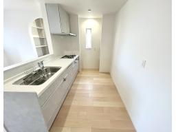 リビングを見渡せる対面キッチン。キッチンにいながら自然と会話が生まれます。