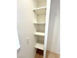 キッチン奥には食品のストックやキッチン家電を収納できるオープンパントリーを配置♪