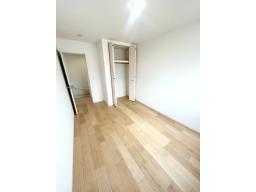 【3階6.1帖】全居室に収納スペースを確保！収納家具の配置は最低限にし、室内を広々と有効活用できます。