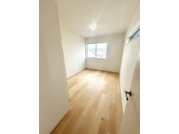 【3階6.1帖】プライバシーを保ちやすい振り分けタイプの間取りです。