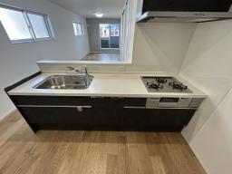 ２階キッチン：ラクな姿勢で使いやすいスライド式「食器洗い乾燥機」が標準装備。後片付けの時間が短縮でき、シンクまわりもすっきり片付きます。