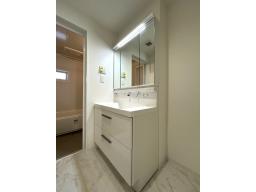 洗面化粧台：機能性に優れた三面鏡（長寿命・省電力のスリムLED付）と、豊富な収納キャビネットがついたスタイリッシュな洗面化粧台です。