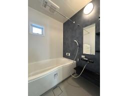 浴室：毎日のお手入れがしやすい工夫と、心地よい使用感、エコロジー性能を持ったシンプルデザインのシステムバス。