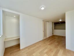 家族が自然と集まりたくなる明るい２階リビング。それぞれが思い思いの時間を過ごしながら、同じ空間にいられる空間です。