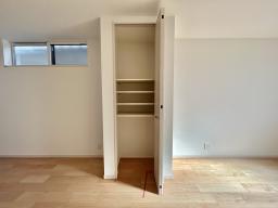 便利なリビング収納　荷物が増えがちな、家族が集まるLDK。スッキリ片付けられるように収納スペースをご用意いたしました。