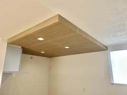 デザイン性を高めた、下がり天井。空間にメリハリを生み、美しく映える洗練のキッチン。