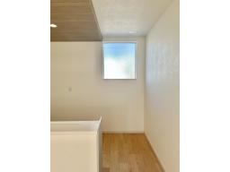 印象的なスタイリッシュなキッチンの窓