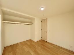 大きな窓か光と風を取り込みます。（１階６．５帖）