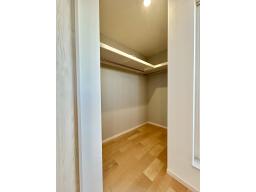 居室内オープンクローゼットで、収納場所が一目瞭然。朝のお子様の身支度も慌ただしくなりません。（写真：３階７．６帖洋室）