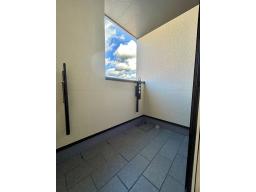 天候を気にせず使える、機能性とデザインを両立した、屋根付きバルコニー。