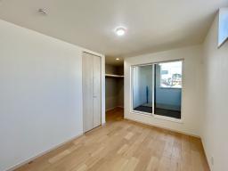 一日の終わりを静かに過ごせる、落ち着いた主寝室。（写真：３階７．６帖洋室）