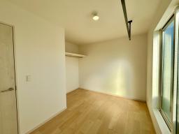 全居室ゆとりの6帖以上の設計。収納完備。家族それぞれが自分の時間を大切にできる心地よい空間です。（写真：３階６帖洋室）